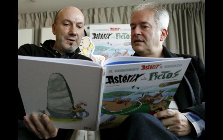 El guionista Jean- Yves Ferri (i) y el dibujante Didier Conrad, los nuevos autores de Astérix. EFE /