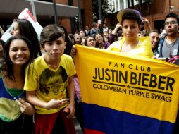 Cerca de un centenar de adolescentes aguardaban la salida de Justin Bieber de un hotel. EFE /