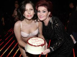 Lady Gaga compartió en Twitter una foto con el pastel y Sharon Osbourne. Tomada de @ladygaga. ESPECIAL /