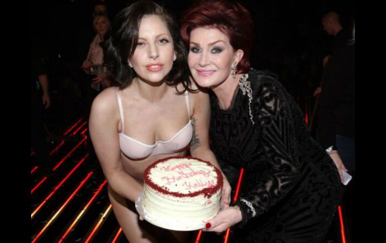 Lady Gaga compartió en Twitter una foto con el pastel y Sharon Osbourne. Tomada de @ladygaga. ESPECIAL /