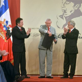 Cubano recibe Premio Iberoamericano de Poesía Pablo Neruda