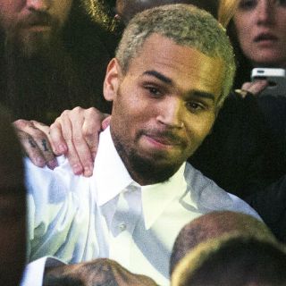 Reducen cargos a Chris Brown, sale libre