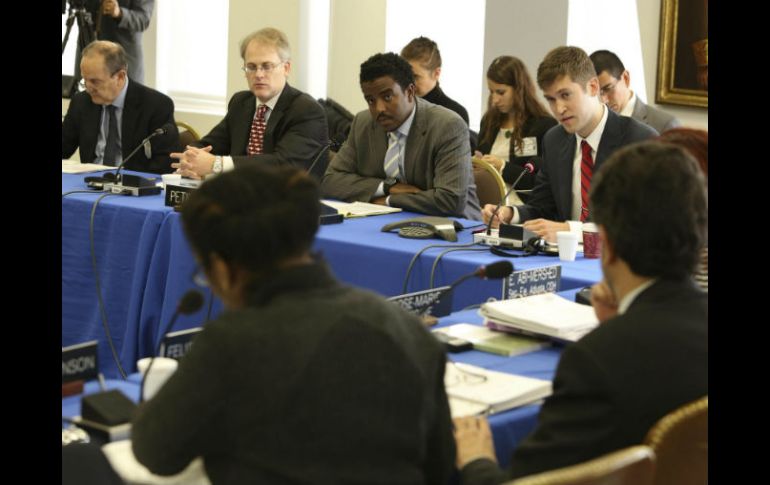 Durante una de las audiencias realizadas, representantes se manifestaron contra el accionar de EU. EFE /
