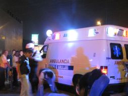 Personal médico acudió para dar auxilio, pero la mujer falleció en el lugar.  /