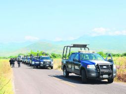 Policías Federales patrullan los caminos de Apatzingán EFE /