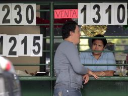 El dólar se fortalece en el mercado cambiario. ARCHIVO /