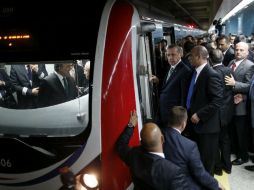 El primer ministro turco, Recep Tayyip Erdogan (C) monta en un tren durante la inauguración del túnel ferroviario Marmaray. EFE /