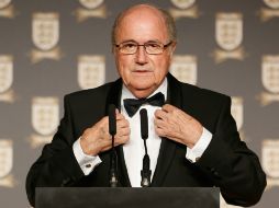 Sepp Blatter causó polémica al imitar a Ronaldo y preferir a Lio Messi. AFP /