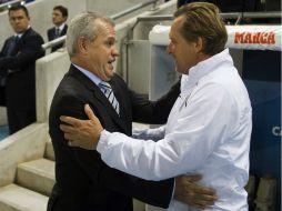 Javier Aguirre y Bernd Schuster se saludan en los momentos previos al partido. EFE /