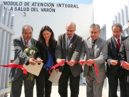 Autoridades inauguran la Clínica del Varón que se encuentra en el centro de salud Santa Cruz del Valle, en Tlajomulco. ESPECIAL /