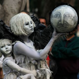 Una muñeca camina por el Parque Morelos