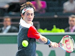 Sorpresa. Kei Nishikori regresa la bola durante el partido. AP /