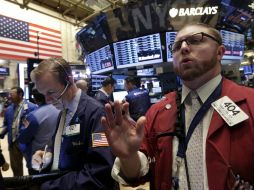 Wall Street se levanta con menor optimismo del visto ayer, cuando el Dow Jones y el S&P 500 cerraron con sendos récords históricos. AP /