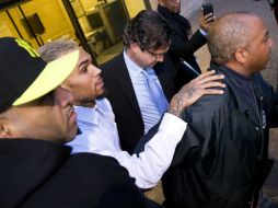 El cantante enfrenta hasta cuatro años en prisión si un juez decide revocarle la libertad vigilada. AP /