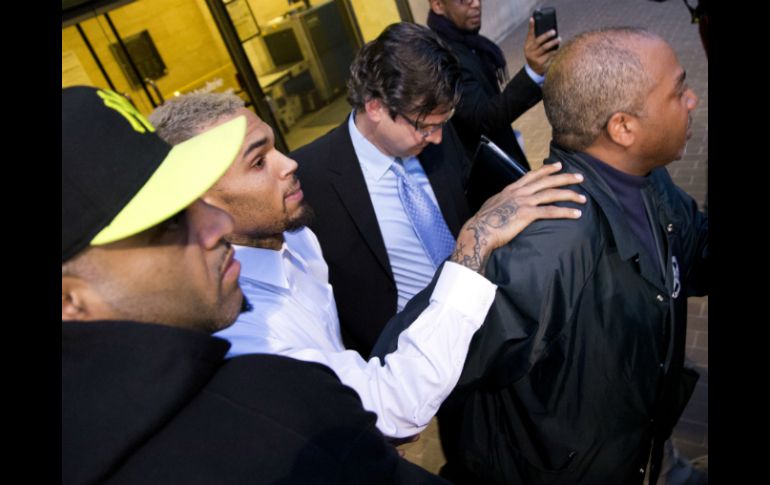 El cantante enfrenta hasta cuatro años en prisión si un juez decide revocarle la libertad vigilada. AP /