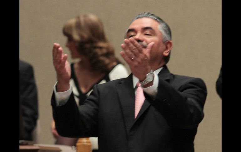 El consejero saliente, Leonardo Valdés, desea el mayor de los éxitos a los consejeros restantes. NTX /