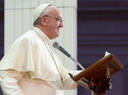 El menor se mantuvo al lado del Pontífice pese a los intentos de personal de seguridad que intentaba persuadirlo para bajarse. EFE /