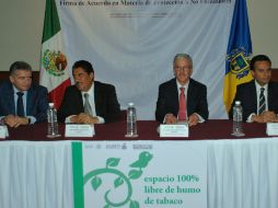 Alcaldes participan en la firma del convenio con la Secretaría de Salud Jalisco. ESPECIAL /