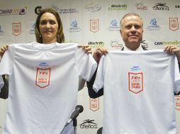 Angélica Fuentes y Óscar Benavides, presidente de Coparmex presentando las camisetas para el evento.  /