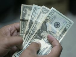 El dólar tuvo su primera variación de la semana y ganó cinco centavos. ARCHIVO /