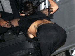 El penacho que usó Gaga le causó problemas pues al agacharse mostró parte de su seno. Imagen de @VivianFabiolaV. ESPECIAL /