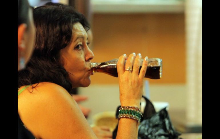 Según la FAO, los refrescos de cola y sabores representan la mitad del gasto en bebidas de cada hogar. ARCHIVO /