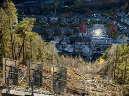 Tres enormes espejos iluminan a 400 metros de altura una plaza de Rjukana. AFP /