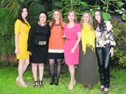 Reunidas. La festejada con Mariel Gracia, Celina Romero de Padilla, Norma Medina de Gracia, Mariana y Marisol Padilla.  /
