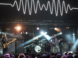 Los Arctic Monkeys ofrecieron este martes un homenaje al fallecido Lou Reed, durante un concierto en Liverpool. AP /