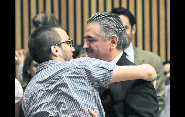 Momento emotivo, Leonardo Valdés, es felicitado por su hijo en la sede del NTX /