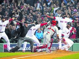 El Umpire Jim Joyce marca safe a Jhonny Gomes (der.) para la tercera carrera de Boston  /
