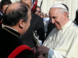El Papa Francisco saluda a los feligreses, durante la audiencia general celebrada en la plaza de San Pedro del Vaticano. EFE /