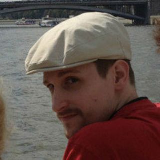 Publican foto de Snowden paseando en barco por Moscú