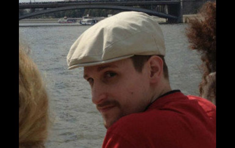La imagen del Edward Snowden paseando en barco por Moscú fue publicada hoy por el portal de noticias Lifenew. ESPECIAL /