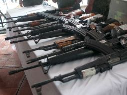 Una decena de armas de fuego; cinco vehículos; ocho mil 625 pesos...y un dólar, entre los ''objetos extraviados''. ARCHIVO /