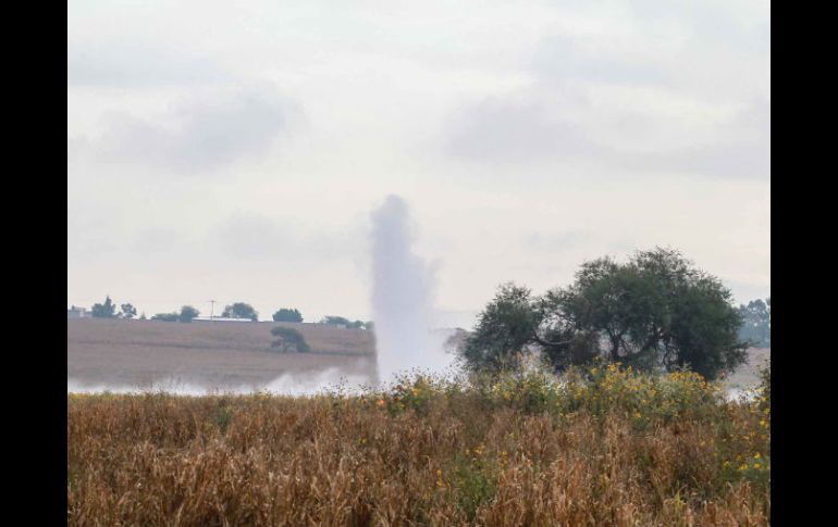 La fuga de combustible de un ducto de Pemex por una toma irregular puso en peligro la vida de los habitantes de la zona.  /