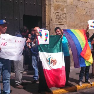 Llegan al Congreso personas a favor de Ley de Libre Convivencia