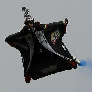 El 'hombre pájaro' sobrevuela Colombia