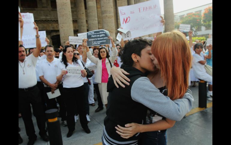 Una pareja se besa afuera del Teatro Degollado, tras la aprobación de la Ley de Libre Convivencia.  /
