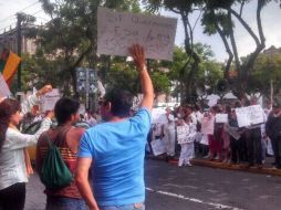 Manifestantes a favor y en contra de la iniciativa reaccionan luego de su aprobación.  /