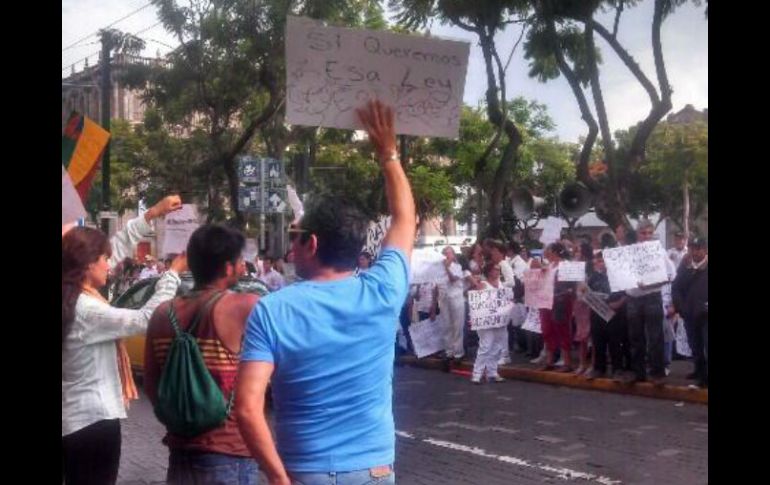Manifestantes a favor y en contra de la iniciativa reaccionan luego de su aprobación.  /