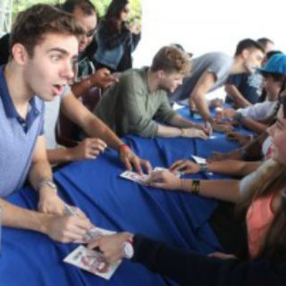 The Wanted da autógrafos y besos a fans mexicanos