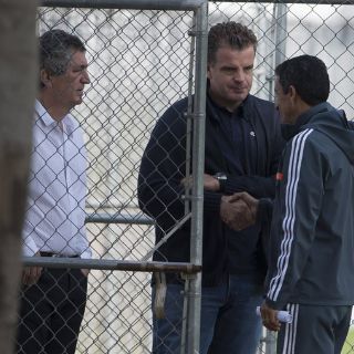 Chivas entrena bajo mucha tensión