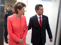 Enrique Peña (d) y Mercedes Juan (i) anuncian el lanzamiento de la Estrategia Nacional para la Prevención y Control de Sobrepeso. SUN /