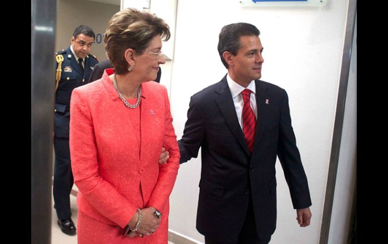 Enrique Peña (d) y Mercedes Juan (i) anuncian el lanzamiento de la Estrategia Nacional para la Prevención y Control de Sobrepeso. SUN /