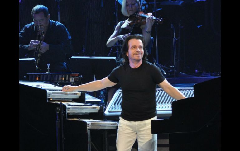 El músico, Yanni, cumple uno de sus sueño al pisar tierra maya. ARCHIVO /