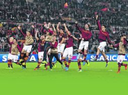 Los jugadores de la Roma celebran con su afición la marca de victorias en el inicio de una temporada en Italia. AP /