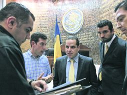 Los diputados Miguel Castro (izquierda) y Enrique Velázquez charlan durante la discusión de la Ley de Libre Convivencia.  /