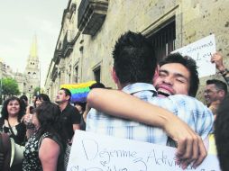 Una pareja del mismo sexo festejó afuera del Congreso estatal cuando se enteraron que la Ley de Libre Convivencia había sido aprobada.  /