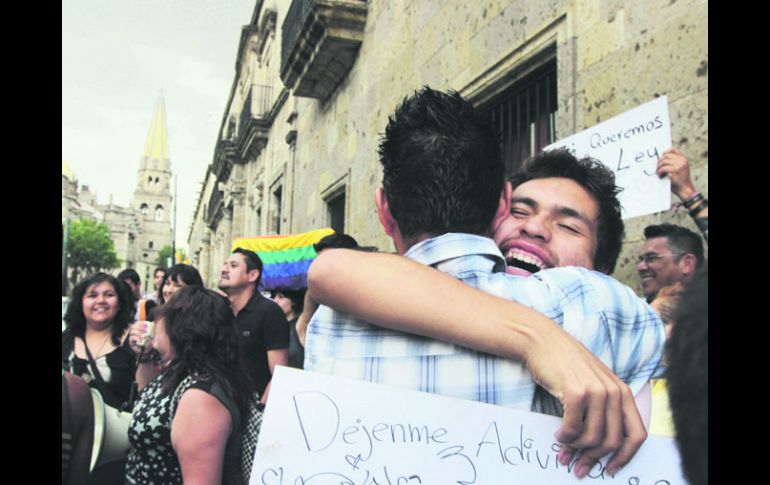 Una pareja del mismo sexo festejó afuera del Congreso estatal cuando se enteraron que la Ley de Libre Convivencia había sido aprobada.  /